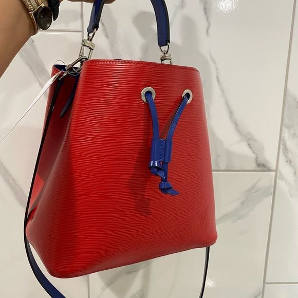LOUIS VUITTON 2018 Epi NéoNoé MM Est. Retail $2,390.00 - Picture 3 of 11